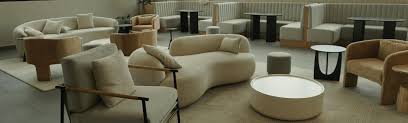 Ambiente decorado com sofás, poltronas e almofadas