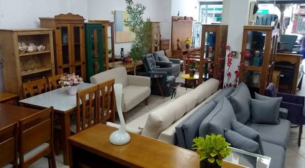 Showroom amplo com diferentes modelos de sofás e móveis
